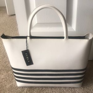 A mano media zip furla purse